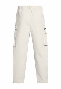 Ljusa beige cargobyxor med elastiskt midjeband, sidofickor och kontrasterande svarta detaljer. Tillverkade av ett lätt och strukturerat tyg.