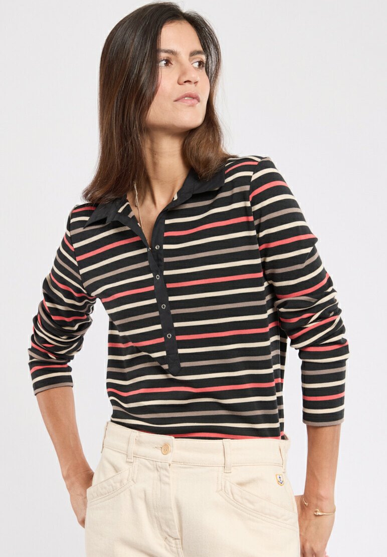 Langärmliges gestreiftes Poloshirt mit horizontalen schwarzen, cremefarbenen und roten Streifen, einem schwarzen Kragen und einer Knopfleiste am Hals.