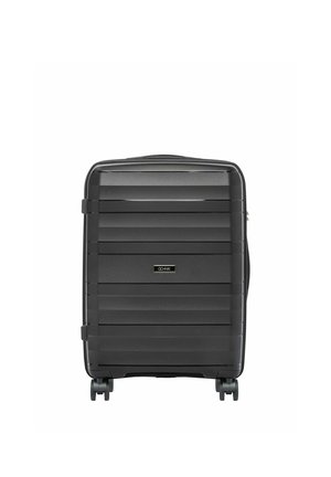 Czarny, twardy walizka z poziomymi rowkami, cztery obrotowe kółka i centralnie umieszczona etykieta marki na przednim panelu.