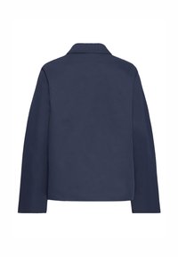 Tamsiai mėlynas išorinis švarkas su apykakle, ilgomis rankovėmis ir paprasta, lygią tekstūrą. Turi tiesų kirpimą ir be matomos aparatūros.