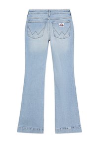 Jean en denim bleu clair avec jambes évasées, deux poches arrière avec motif W cousu et une petite étiquette de marque sur la poche droite.
