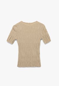 Beige gebreide top met korte mouwen, met een textuur en een geribbelpatroon, en een ronde halslijn. Zacht materiaal met een aansluitende pasvorm.