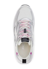 Grijze sportieve schoen met een combinatie van mesh en synthetische materialen, roze en zwarte accenten, een ronde neus en contrasterende veters.
