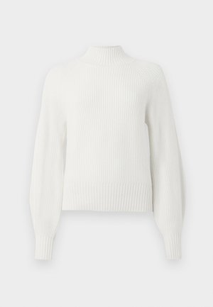 Hvit ribbet genser med lange ballongsleeves og kort mock neck-krage, vist på en ensfarget bakgrunn.