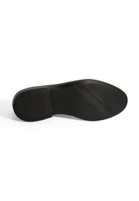 Schwarze Schuhsohle mit glatter Oberfläche und horizontalen Rillen. Verfügt über eine abgerundete Spitze und einen leichten Absatz für besseren Halt auf verschiedenen Oberflächen.