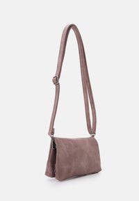 Liten, rektangulär axelväska i mjuk mauve mocka, med en elegant design, justerbar rem och minimala hårdvaruaccents.