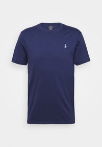 Námořnická modrá tričko s krátkým rukávem a kulatým výstřihem s vyšitým logem Polo Ralph Lauren v světle modré na levé straně hrudi.