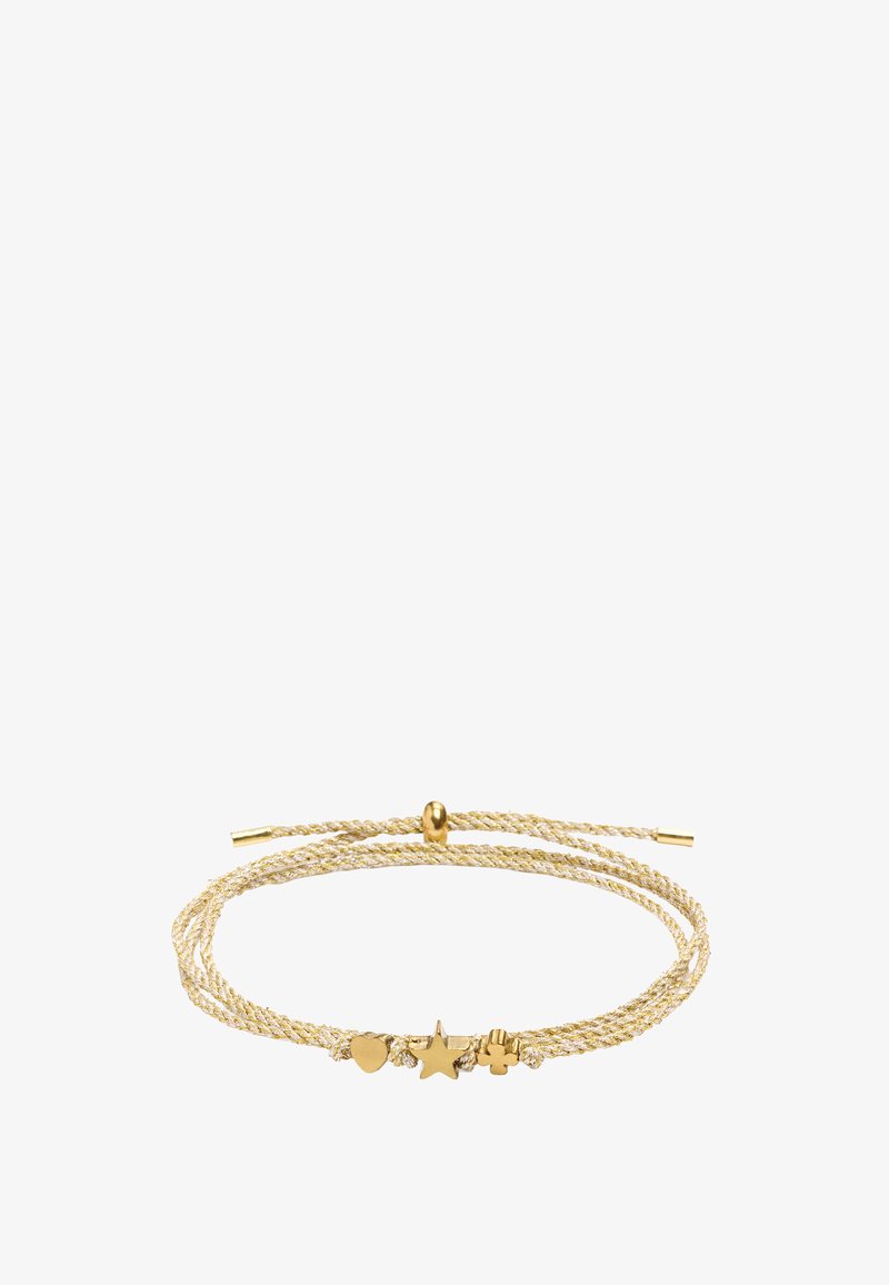 Regulowana pleciona bransoletka w złotym odcieniu z zawieszkami w kształcie serca, gwiazdy i koniczyny na białym tle.