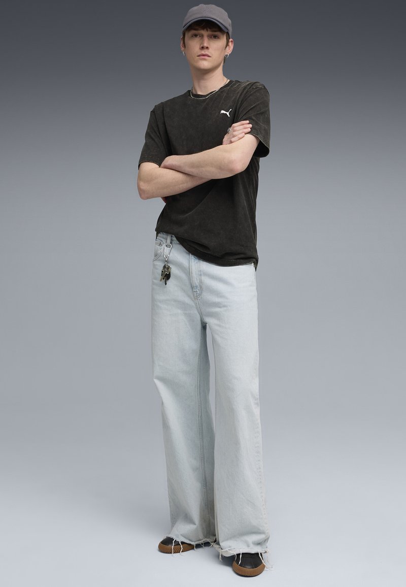 Puma ESSENTIALS ELEVATED RELAXED WASH - Jednoduché tričko - black