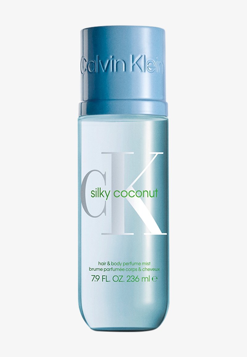 Brume soyeuse de noix de coco Calvin Klein dans un flacon translucide bleu clair avec un bouchon cylindrique. Présente un grand texte blanc et vert à l'avant.