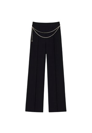 Pantaloni neri a gamba larga con pieghe frontali e dettagli in catena argentata in vita. Realizzati in tessuto liscio con una finitura elegante.
