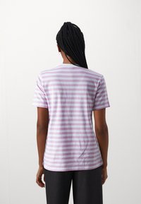 T-shirt à rayures à manches courtes en coton violet clair et blanc, avec un col rond et une coupe décontractée. Texture lisse avec un design casual.