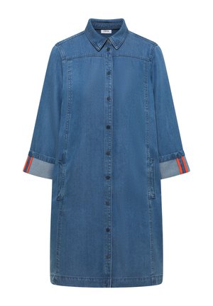 Modré džínové šaty s dlouhým rukávem, předními zapínacími knoflíky, límečkem, dvěma bočními kapsami a ohrnutými manžetami s červenými proužky.