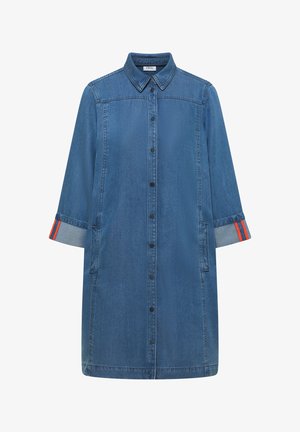 Modré džínové šaty s dlouhým rukávem, předními zapínacími knoflíky, límečkem, dvěma bočními kapsami a ohrnutými manžetami s červenými proužky.