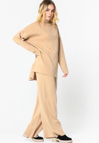 Cesare Gaspari OVERSIZED JUMPER AND PANTS - Trainingspak - beige