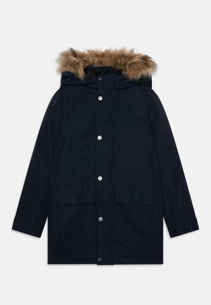 Námorní parka s kapucí podšitou umělou kožešinou, s cvoky, dvěma předními kapsami, rovného střihu, vyrobená z hladké, odolné tkaniny.