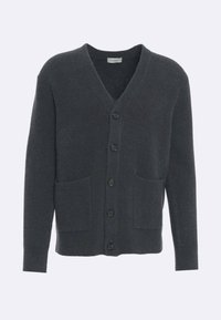 Cardigan grigio a maglia con scollo a V, chiusura con bottoni, due tasche frontali e texture a coste, realizzato in un materiale morbido e caldo.