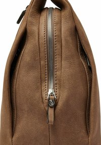 Bruine leren tas met een gestructureerde afwerking, voorzien van een opvallende zilveren rits, donkere stiksels en een rond logo op de ritstrekkert.