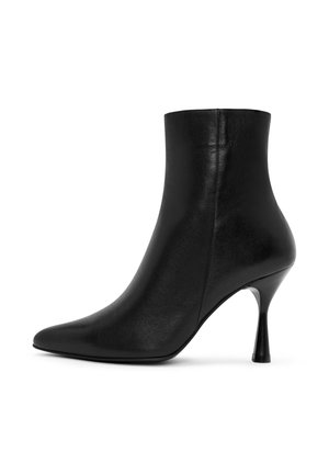 Stivale alla caviglia in pelle nera con punta affusolata e tacco a stiletto, caratterizzato da una finitura liscia e un design minimalista.