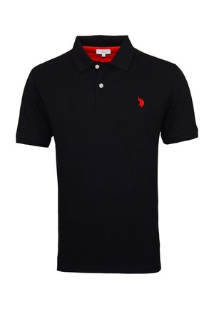 Czarna koszulka polo z krótkim rękawem, dwoma białymi guzikami, czerwonym podszyciem kołnierzyka od wewnątrz oraz małym czerwonym haftowanym logo na lewej piersi.