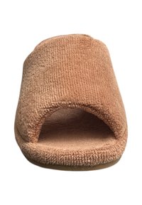 Pantofole in cotone marrone chiaro con design a punta aperta, texture morbida e forma arrotondata, caratterizzate da un tessuto spesso e morbido e una suola piatta.