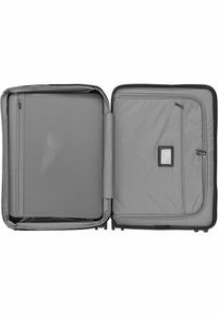 Maletín gris para portátil con un bolsillo exterior con cremallera, tejido suave y un organizador interior. Cuenta con un cierre de doble cremallera y un forro texturizado.