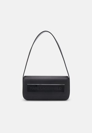 Bolso de piel negra con una única correa para el hombro, de forma rectangular, que presenta un panel texturizado con el logo en relieve "KARL LAGERFELD" en la parte frontal.