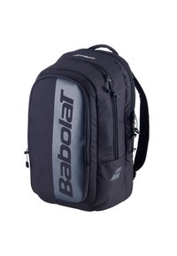 Mochila negra hecha de tela duradera, con un gran logotipo gris, múltiples compartimentos con cremallera y correas de hombro acolchadas.