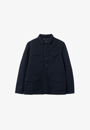 Navyblaues Button-Up-Jackett mit vier Vorderaschen, zwei Brustklapptaschen und einem verbreiterten Kragen, flach auf einem weißen Hintergrund ausgelegt.