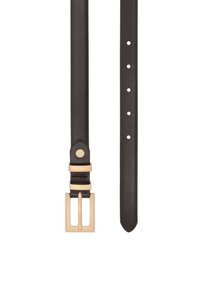 Centură neagră din piele cu o cataramă metalică aurie. Are o textură netedă, mai multe găuri pentru ajustare și un accent cu logo lângă cataramă.