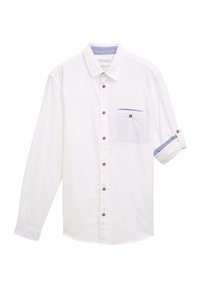 Chemise blanche à manches longues avec un col boutonné, bordure bleue contrastante sur les manches et une poche ornée d'une bande bleue. Boutons marron.
