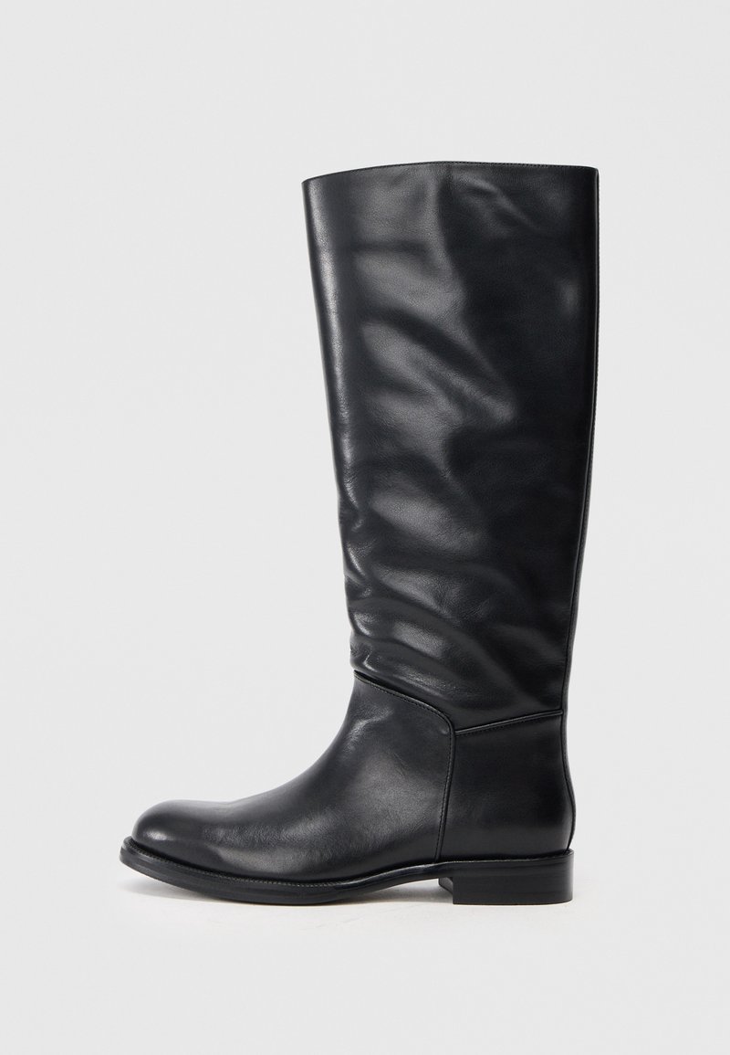 Schwarze Lederstiefel bis zum Knie mit glatter Textur, runder Zehenform und niedrigem Blockabsatz. Das Design weist einen leicht schlaffen Schaft auf.
