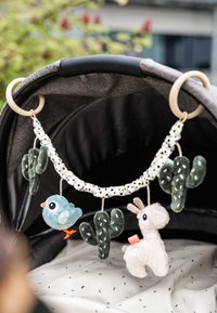 Zachte pluche babygadget met een blauwe vogel, witte lama en groene cactussen, met een stippenstoffen basis en houten ringen.