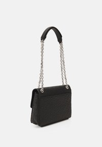 Borsa in pelle nera con motivo a rilievo, forma rettangolare e tracolla in catena argentata. Presenta una parte superiore piatta e un design a corpo strutturato.