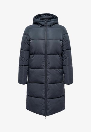 Abrigo acolchado de color azul oscuro con capucha, que presenta secciones acolchadas horizontales y una cremallera frontal. La tela parece suave y resistente al agua.