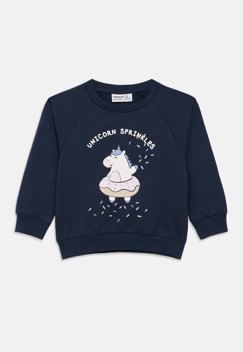 Σκούρο μπλε φούτερ για παιδιά με ένα χαμογελαστό μονόκερο μέσα σε ένα ρόδινο γλασαρισμένο ντόνατ και το κείμενο «Unicorn Sprinkles» από πάνω.