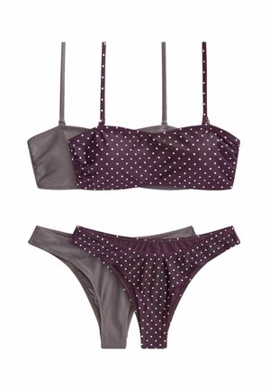 Dwa komplety bikini z górami i dołami; jeden zestaw w jednolitym brązowym prążkowanym materiale, drugi fioletowy z białymi grochami.