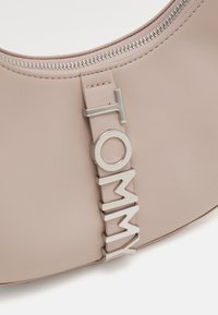 Tommy Jeans CITY BOLD SHOULDER - Handbag - drifty dunes