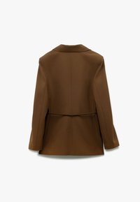 Brun skræddersyet frakke med spids krave, lange ærmer og bælte i taljen. Glat tekstur og struktureret design. Bagview.