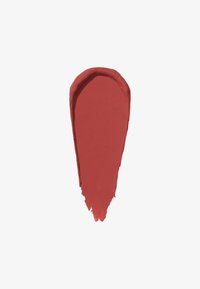Matte flydende læbestift swatch i en dyb rød nuance, med en glat tekstur og dråbeform, der har en let ujævn kant.
