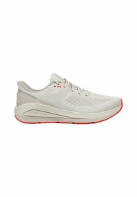Hellbeige Laufschuh mit strukturiertem Obermaterial, roten Akzenten auf der Sohle und Branding an der Seite, schräg dargestellt, um Details und Design zu zeigen.
