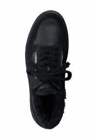 Sneaker nera con sopra in pelle e tessuto fuzzy, punta rotonda, lacci piatti e collo imbottito. Presenta perforazioni sulla punta e suola testurizzata.
