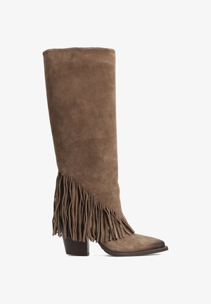 Brązowe zamszowe kozaki do kolan z ostrym czubkiem, zdobione frędzlami z boku oraz z obcasem przypominającym drewno.