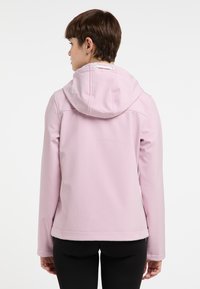 Jachetă softshell roz deschis, cu glugă, cu cusături plate, o potrivire strânsă și o textură netedă. Include elemente de ajustare la gât.