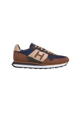 Brauner, beiger und marineblauer Sneaker mit Wildleder- und Mesh-Einsätzen, beigen Schnürsenkeln und einem aufgenähten "H" an der Seite, in Seitenansicht gezeigt.