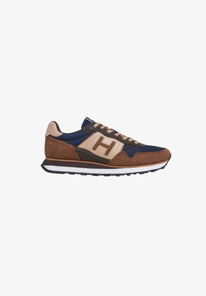 Baskets marron, beige et bleu marine avec panneaux en daim et mesh, lacets beiges et un « H » cousu sur le côté, vues de profil.