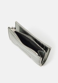 Groene leren wallet met een zilveren rits, met een gladde afwerking en een zwarte binnenkant. Inclusief kaartsleuven en een compact rechthoekig ontwerp.