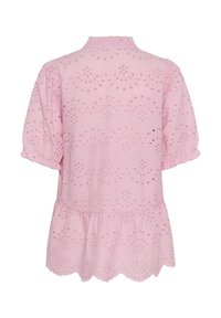 Blusa di cotone rosa con motivo in broderie anglaise, maniche a palloncino e orlo arricciato. La parte posteriore ha un collo alto e chiusura con bottoni.
