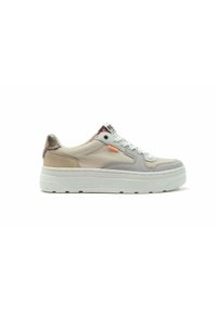Sneaker grigie e beige con tomaia in tela testurizzata, dotate di una suola in gomma bianca e dettagli metallici sul tallone. Logo sulla linguetta.