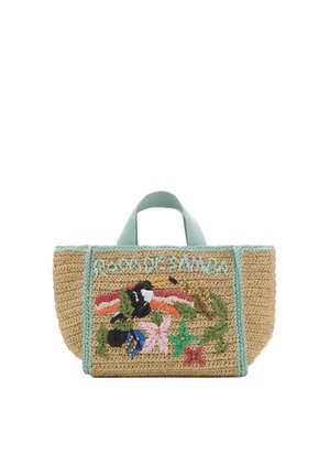 Bolso tote de paja tejida con asas turquesas, bordado floral, hojas verdes y detalle de texto en el panel frontal.